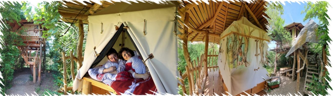 Raus aus dem Alltag. Rein in die Natur. Ob hoch oben im Baumhaus, gemütlich im Schäferwagen oder stilvoll beim Glamping – bei uns wird Urlaub zu einem besonderen Erlebnis. Umgeben von Wiesen, Wäldern und frischer Luft findest du den perfekten Ort für eine Auszeit in der Natur. Unsere naturnahen Unterkünfte bieten Raum zum Durchatmen, Abschalten und Zusammensein. Ideal für Familien, entspannte Tage mit Freunden oder einen erholsamen Urlaub mit Hund – denn auch vierbeinige Begleiter sind bei uns herzlich willkommen. Hier zählen gemeinsame Momente: Frühstück mit Vogelgezwitscher, Barfußlaufen im Gras, Lagerfeuerabende unter dem Sternenhimmel. Kein Lärm, kein Stress – nur Natur, Ruhe und echte Erholung. Gönn dir das Besondere. Natürlich. Entschleunigt. Unvergesslich. Entspannen sich in einem Zelt, umgeben von Natur und Holzstrukturen.