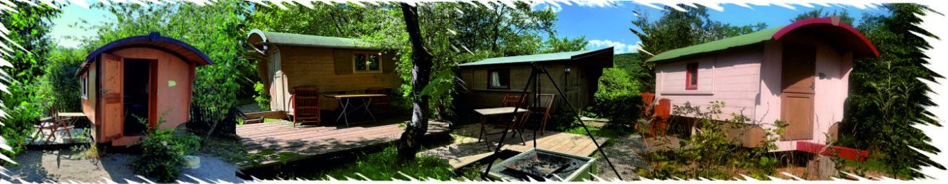 Raus aus dem Alltag. Rein in die Natur. Ob hoch oben im Baumhaus, gemütlich im Schäferwagen oder stilvoll beim Glamping – bei uns wird Urlaub zu einem besonderen Erlebnis. Umgeben von Wiesen, Wäldern und frischer Luft findest du den perfekten Ort für eine Auszeit in der Natur. Unsere naturnahen Unterkünfte bieten Raum zum Durchatmen, Abschalten und Zusammensein. Ideal für Familien, entspannte Tage mit Freunden oder einen erholsamen Urlaub mit Hund – denn auch vierbeinige Begleiter sind bei uns herzlich willkommen. Hier zählen gemeinsame Momente: Frühstück mit Vogelgezwitscher, Barfußlaufen im Gras, Lagerfeuerabende unter dem Sternenhimmel. Kein Lärm, kein Stress – nur Natur, Ruhe und echte Erholung. Gönn dir das Besondere. Natürlich. Entschleunigt. Unvergesslich. Verschiedene, gemütliche Schäferwagen im Grünen.